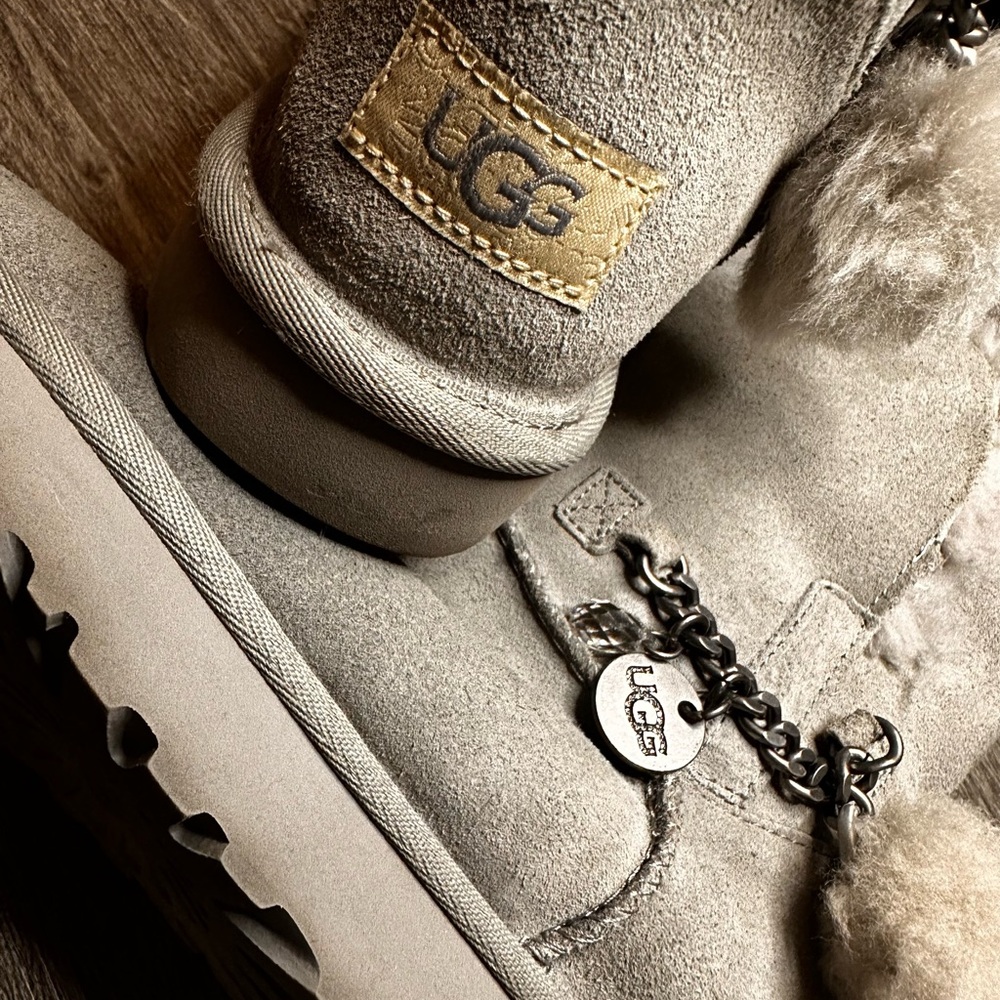 ✨DISCOUNTED SHIPPING!!!✨ UGG Classic Short Charm Boots in Seal Grey Suede